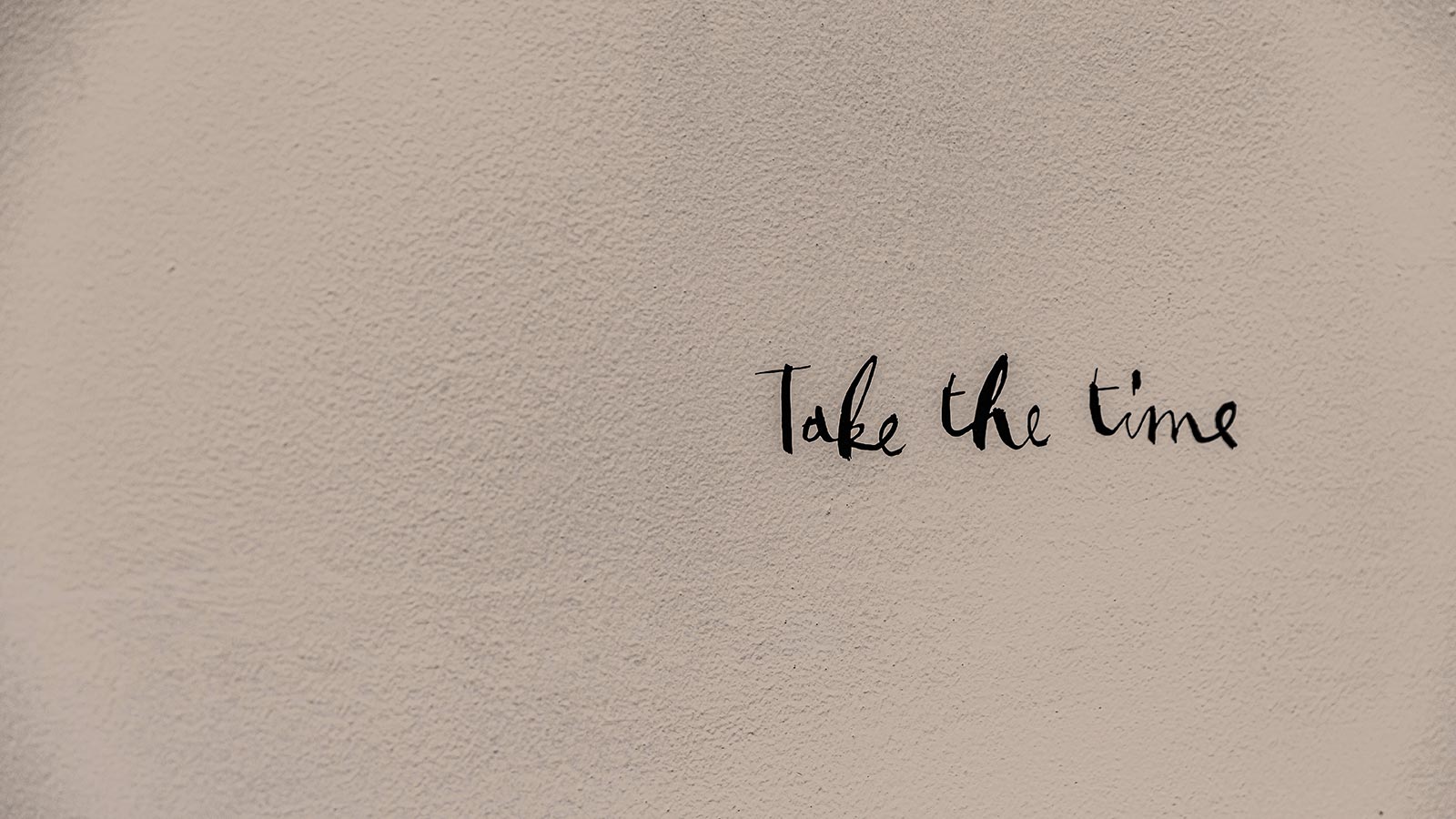 La scritta su una delle pareti del centro Yoga Lab di Bolzano