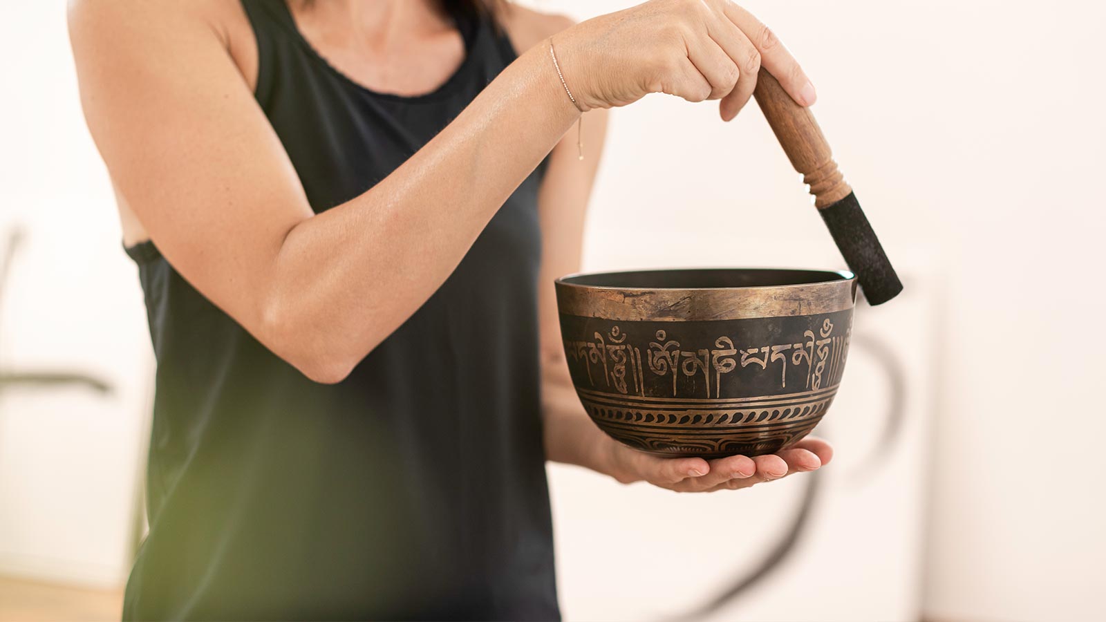 Dettaglio di una campana tibetana durante un evento di Yoga a Bolzano presso il centro Yoga Lab