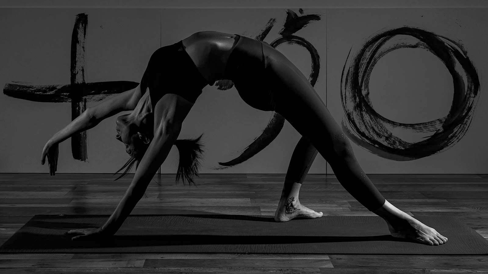 Una ragazza durante una lezione di yoga a Bolzano presso il centro Yoga Lab